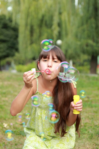 menina soprando bolhas de sabão - Foto, Imagem