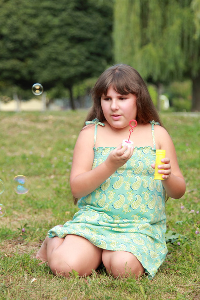 Little girl blowing soap bubbles - Valokuva, kuva