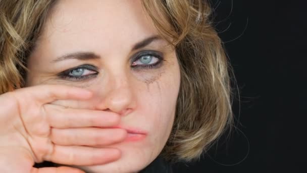 Mujer joven loca depresiva llorosa con maquillaje untado mirando manchas de lápiz labial rojo de la cámara con la mano
 - Imágenes, Vídeo