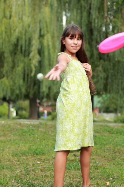 kleines Mädchen spielt Frisbee - Foto, Bild