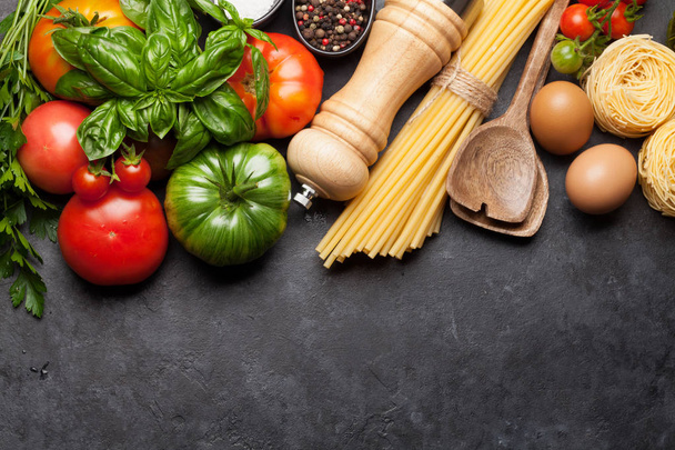 Pasta, pomodori ed erbe aromatiche
 - Foto, immagini