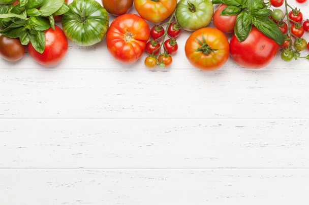 Tuore puutarha värikkäitä tomaatteja
 - Valokuva, kuva