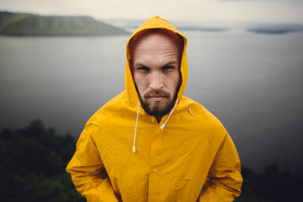 Retrato de pescador, hombre barbudo brutal con impermeable amarillo sta
 - Foto, imagen