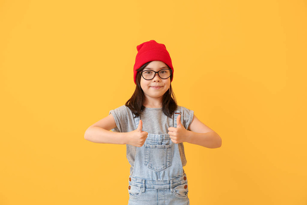 Retrato de niña elegante mostrando gesto de pulgar hacia arriba en el fondo de color
 - Foto, Imagen