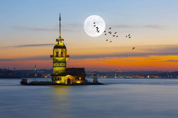 der Mädchenturm und das Meer. Blick auf Istanbul. - Foto, Bild