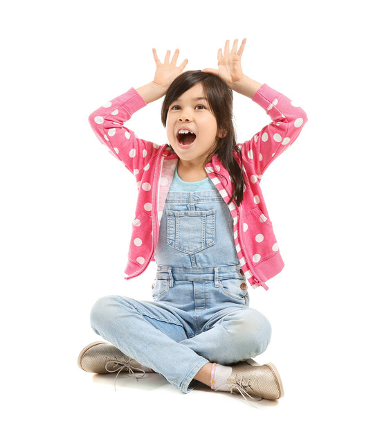 Ritratto di divertente bambina su sfondo bianco
 - Foto, immagini