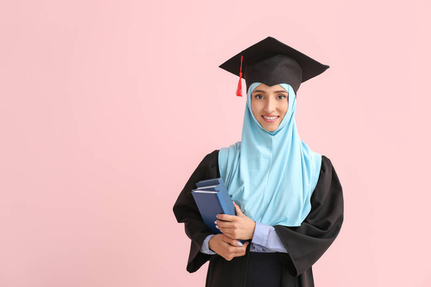 Μουσουλμανική γυναίκα απόφοιτη στο χρωματικό φόντο - Φωτογραφία, εικόνα