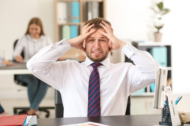 Empresário que tem ataque de pânico no escritório
 - Foto, Imagem