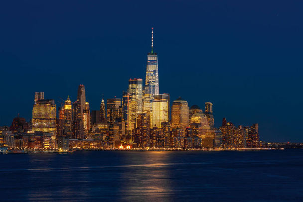 Dolní Manhattan, který je stranou řeky New York panoráma, která může vidět jedno Světové obchodní centrum v době soumraku, USA, přijetí z New Jersey - Fotografie, Obrázek