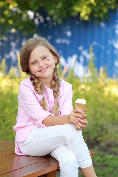 Little girl eats ice-cream - Fotografie, Obrázek