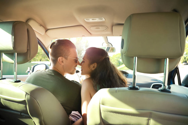 車で旅行する幸せな若いカップル - 写真・画像