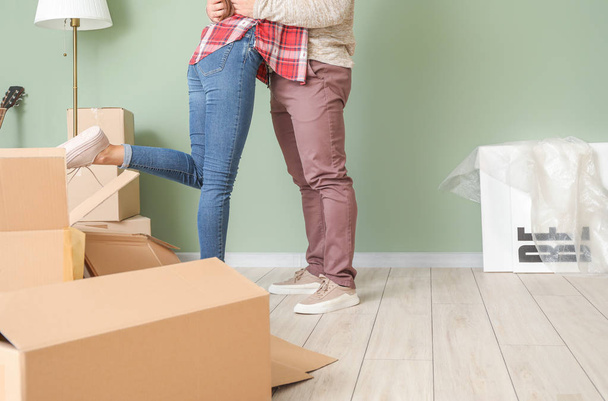 Happy young couple with cardboard boxes in their new house - Fotoğraf, Görsel