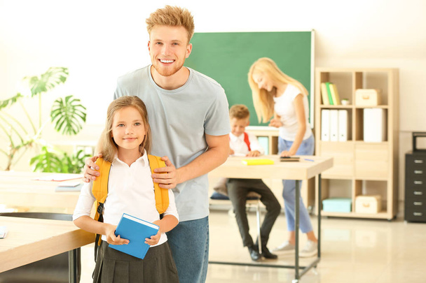 Father with little girl in classroom - Foto, imagen