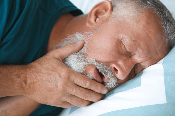 Homem idoso que sofre de dor de dente em casa, close-up
 - Foto, Imagem
