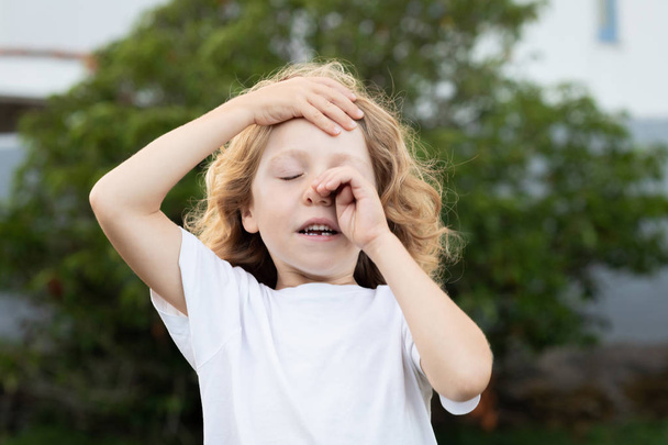 Blond child covering his eyes - Foto, Imagen