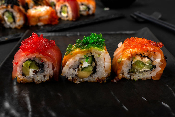 Krásné sushi, rohlíky s úhořem a rýží, s omáčkou a kaviárem. - Fotografie, Obrázek