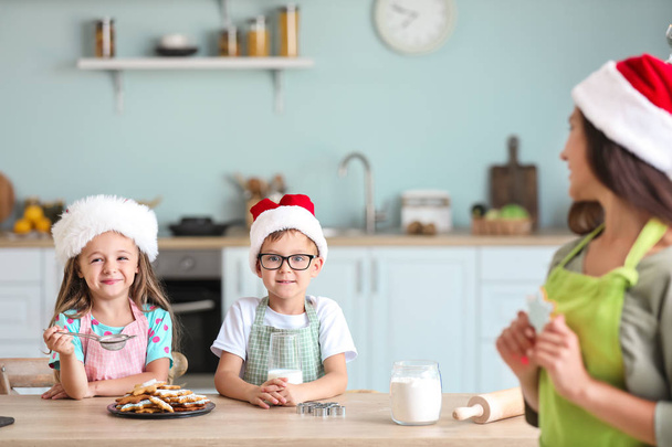 La donna e i suoi bambini preparano i biscotti di Natale a casa
 - Foto, immagini
