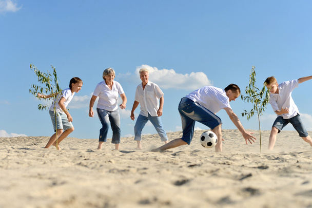 Family playing football - Foto, afbeelding