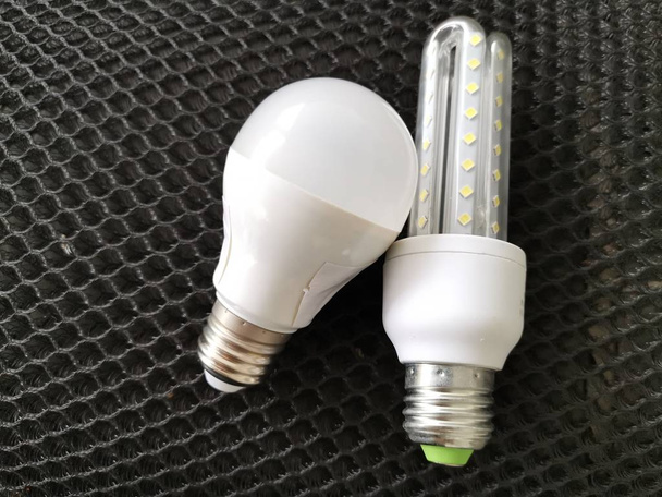 εξοικονόμηση ενέργειας λευκό LED στρογγυλό ή λαμπτήρα σχήμα καλαμποκιού. - Φωτογραφία, εικόνα