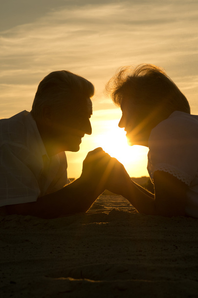 älteres Ehepaar bei Sonnenuntergang - Foto, Bild