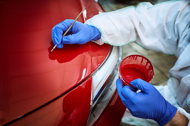 Tinting defects of a red car paint on the service - Foto, Imagem