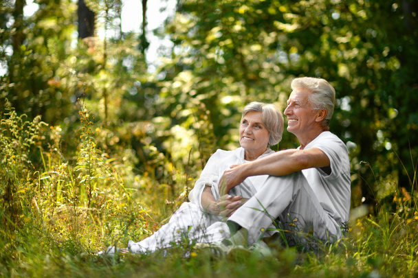 The old couple sitting in grass - Φωτογραφία, εικόνα
