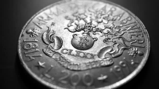 Zbliżenie szczegółowych starych monet - Materiał filmowy, wideo