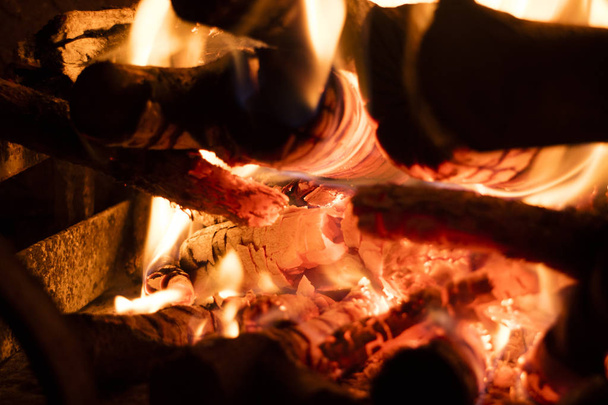 La quema roja de la madera
 - Foto, imagen