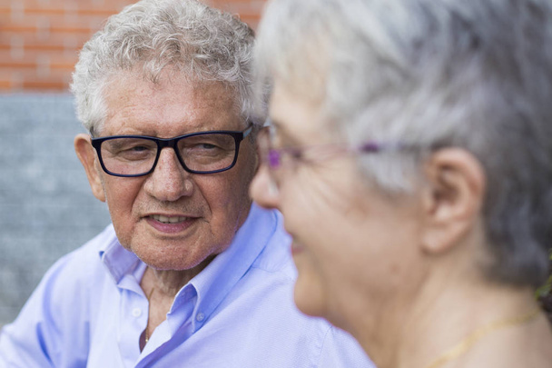 Homme plus âgé souriant à sa femme
 - Photo, image