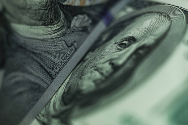 Schließen Sie Franklin Gesicht auf einem hundert Dollar. American, US Dollars Cash Money Hintergrund. - Foto, Bild