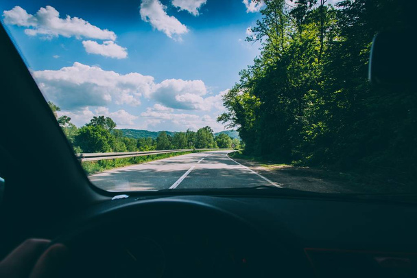 Un punto de vista de una persona que conduce un vehículo en la carretera del campo
 - Foto, Imagen