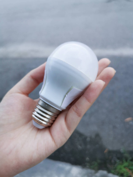 oszczędność energii biały LED okrągły lub kukurydza kształt żarówki. - Zdjęcie, obraz