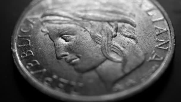 Nahaufnahme sehr alter Münzen  - Filmmaterial, Video