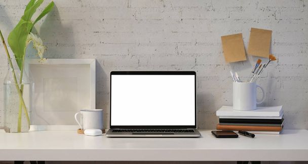 Ofis malzemeleriyle boş ekran dizüstü bilgisayarı açın - Fotoğraf, Görsel