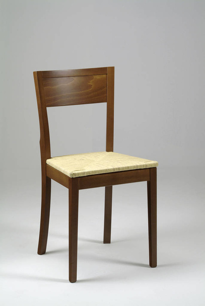 дерев'яний стілець на білому фоні
 - Фото, зображення