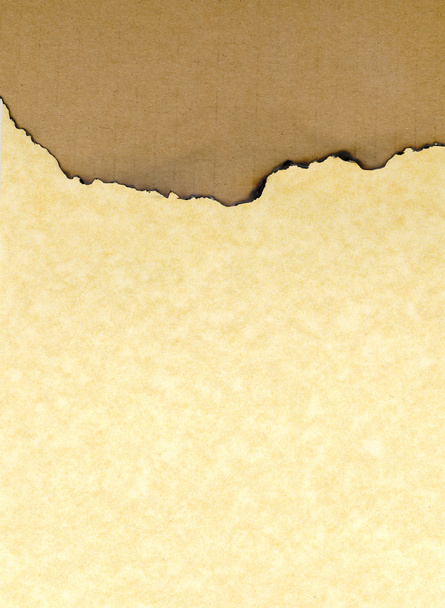 Tablero de embalaje de combustión y fondo de papel amarillo
 - Foto, imagen