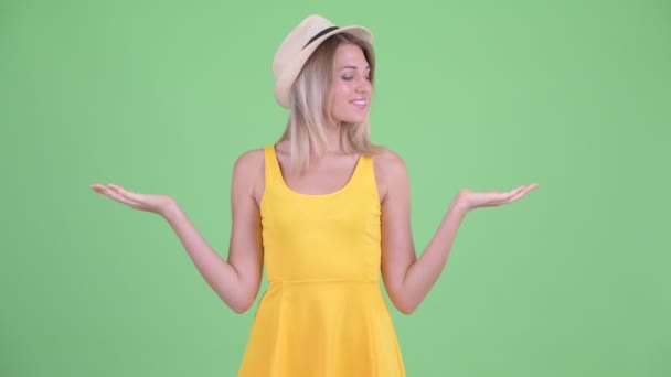 Mutlu genç sarışın turist kadın bir şey karşılaştırarak - Video, Çekim