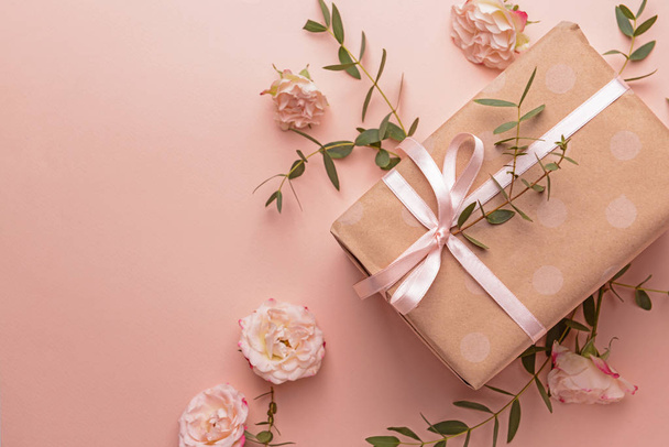 Gift box and beautiful flowers on color background - Φωτογραφία, εικόνα