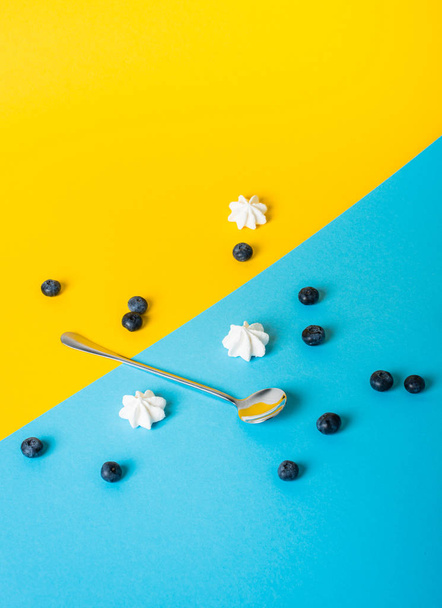 abstrakte Anordnung mit Lebensmitteln und verschiedenen Objekten auf gelb und blau - Foto, Bild