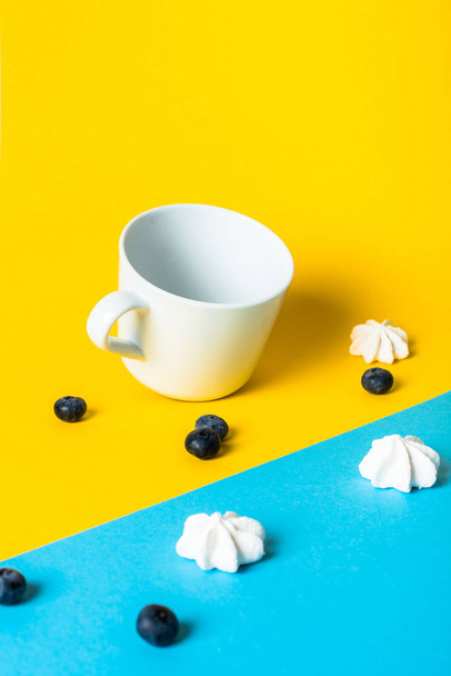 Arrangement abstrait avec de la nourriture et différents objets sur jaune et bleu
 - Photo, image