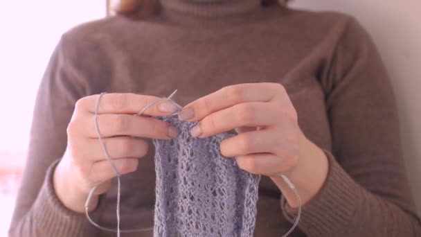 女性ニット紡毛服。編み針。クローズ アップ。自然なウール - 映像、動画
