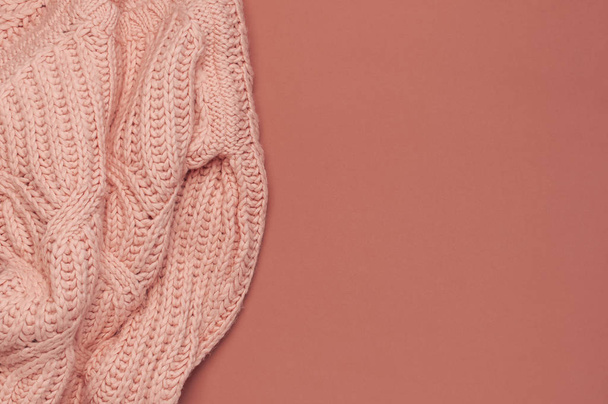 Ploché podzimní složení. Pletený, vlněné růžové samičí svetr nebo plen na burgundské hnědé pozadí s výhledem na místo kopírování. Koncept pádu. Módní barva, útulný podzimní krám, oblečení - Fotografie, Obrázek