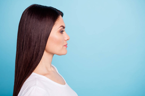 Close up photo of beautiful cute attractive straight strict woman gazing at something intently while isolated with blue background - Foto, afbeelding