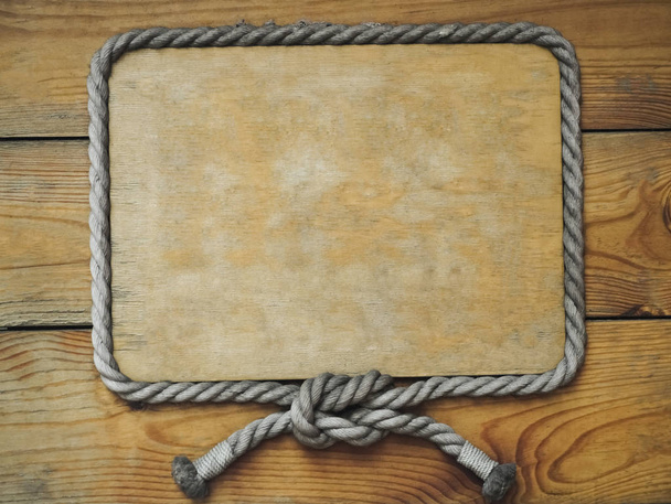 закрытие пустой деревянной вывески с веревкой на фоне деревянных досок
 - Фото, изображение