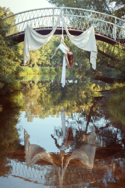 Krásný akrobat dělá přes řeku. - Fotografie, Obrázek