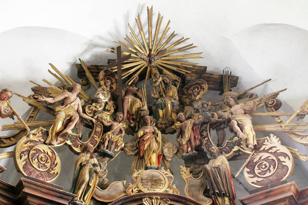 Святая Троица, Дева Мария, Святые и Ангелы, статуи на главном алтаре в церкви Святой Марии Магдалины в Казме, Хорватия
 - Фото, изображение