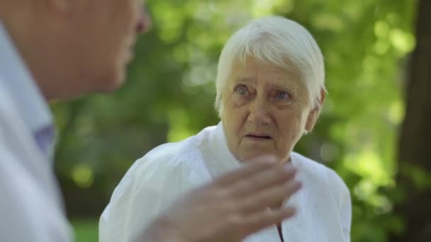 Old deaf-mute woman talk with her deaf-mute husband on hands. The woman said - Probably there will be a problem with tickets, let's ask to help our friend. - Materiał filmowy, wideo