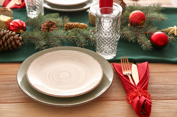 Apparecchiatura della tavola festiva per la cena di Natale
 - Foto, immagini