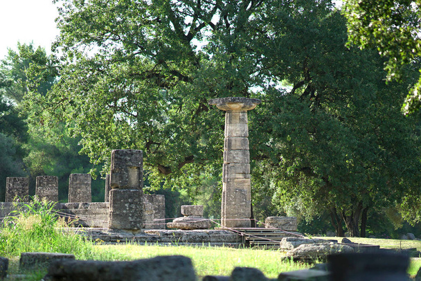 Vista parcial do sítio arqueológico de Olímpia
 - Foto, Imagem