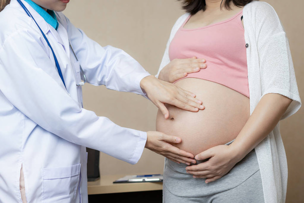 Έγκυος γυναίκα και γυναικολόγος γιατρός στο νοσοκομείο - Φωτογραφία, εικόνα
